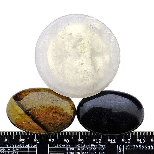 Schaaltje van rozenkwarts met handstenen van tijgeroog en obsidiaan