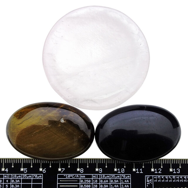 Schaaltje van rozenkwarts met handstenen van tijgeroog en obsidiaan Schaaltje van rozenkwarts met handstenen van tijgeroog en obsidiaan