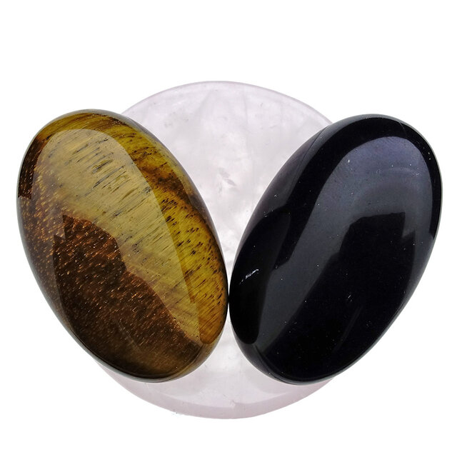 Schale aus Rosenquarz aus  mit Handsteinen aus Tigerauge und Obsidian Schale aus Rosenquarz aus  mit Handsteinen aus Tigerauge und Obsidian