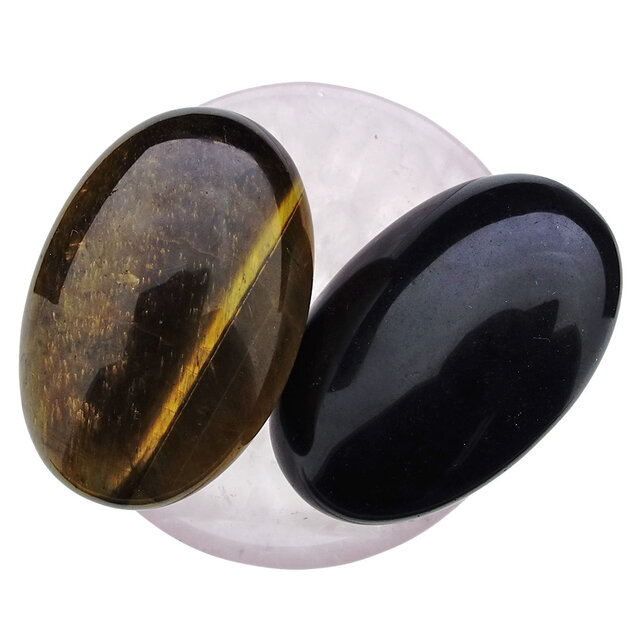 Schale aus Rosenquarz aus  mit Handsteinen aus Tigerauge und Obsidian