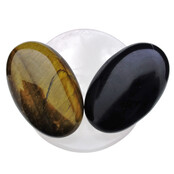 Schaaltje van rozenkwarts met handstenen van tijgeroog en obsidiaan Schaaltje van rozenkwarts met handstenen van tijgeroog en obsidiaan