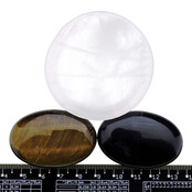 Schaaltje van rozenkwarts met handstenen van tijgeroog en obsidiaan Schaaltje van rozenkwarts met handstenen van tijgeroog en obsidiaan
