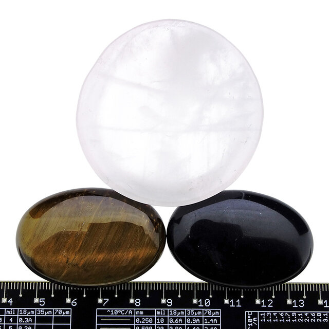 Schaaltje van rozenkwarts met handstenen van tijgeroog en obsidiaan Schaaltje van rozenkwarts met handstenen van tijgeroog en obsidiaan