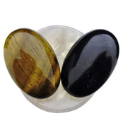 Schaaltje van rozenkwarts met handstenen van tijgeroog en obsidiaan Schaaltje van rozenkwarts met handstenen van tijgeroog en obsidiaan