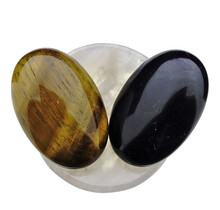 Schale aus Rosenquarz aus  mit Handsteinen aus Tigerauge und Obsidian