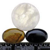 Schaaltje van rozenkwarts met handstenen van tijgeroog en obsidiaan Schaaltje van rozenkwarts met handstenen van tijgeroog en obsidiaan