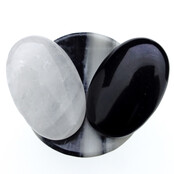 Schaaltje van zebra jaspis met handstenen van bergkristal en obsidiaan Schaaltje van zebra jaspis met handstenen van bergkristal en obsidiaan