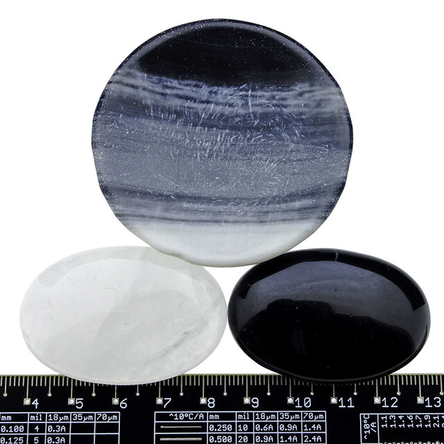 Schale aus Zebra Jaspis  mit Handsteinen aus Bergkristall und Obsidian Schale aus Zebra Jaspis  mit Handsteinen aus Bergkristall und Obsidian