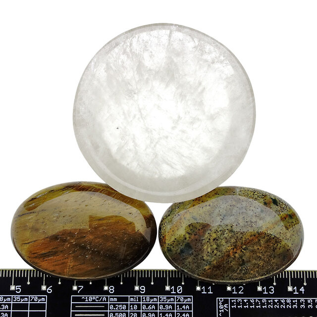 Schale aus Rauchquarz aus  mit Handsteinen aus Tigerauge und Jaspis Schale aus Rauchquarz aus  mit Handsteinen aus Tigerauge und Jaspis