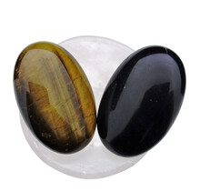 Schaaltje van rozenkwarts met handstenen van tijgeroog en obsidiaan