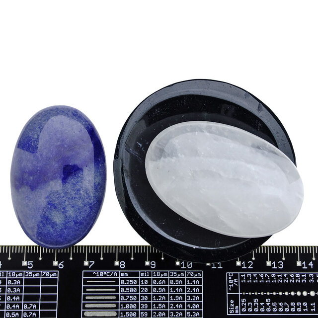 Schale aus Obsidian  mit Handsteinen aus Aventurin und Bergkristall Schale aus Obsidian  mit Handsteinen aus Aventurin und Bergkristall