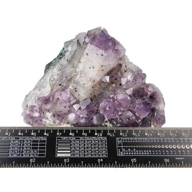 Amethist, van kalmerende eigenschappen tot diepe transformaties, 940 gram Amethist, van kalmerende eigenschappen tot diepe transformaties, 940 gram