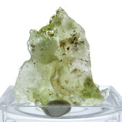 Hyaliet opaal met groene fluorescentie onder UV licht