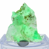 Hyaliet opaal met groene fluorescentie onder UV licht