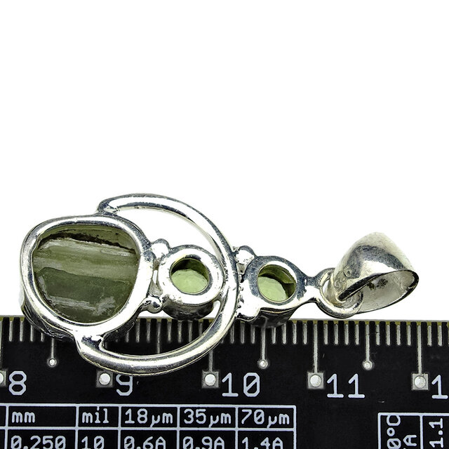 Moldaviet hanger met peridoot in zilver 4,7 gram Moldaviet hanger met peridoot in zilver 4,7 gram