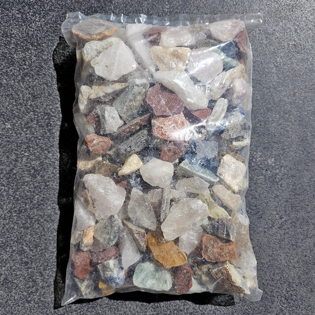Rohe Edelsteine +/- 200 Stück in einem 5 KG Beutel Rohe Edelsteine +/- 200 Stück in einem 5 KG Beutel