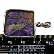 Schönes lila Mineral aus Sibirien, schöner Anhänger in Silber