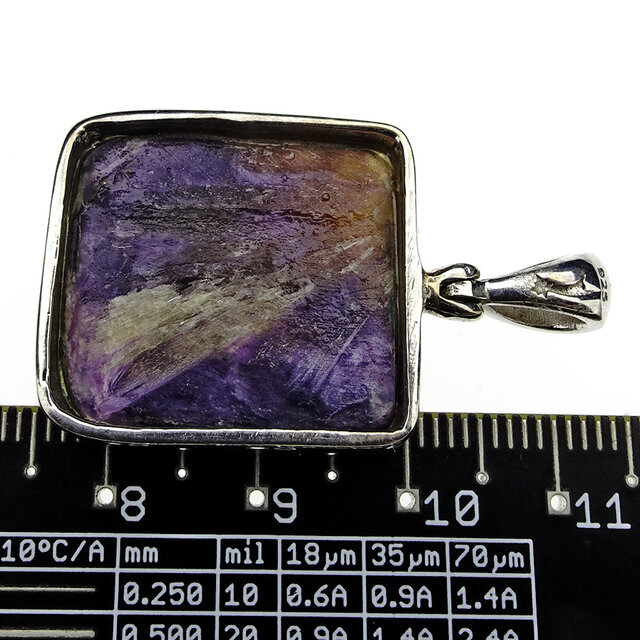 Prachtig paars mineraal uit Siberië, mooie hanger in zilver