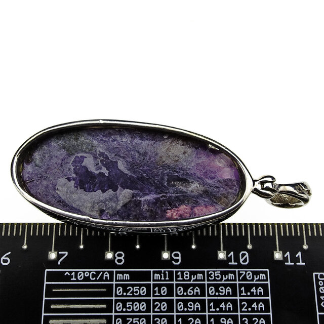 Schönes lila Mineral aus Sibirien, schöner Anhänger in Silber