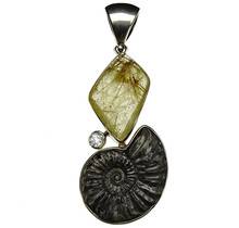 Rutielkwarts hanger met  ammoniet in zilver