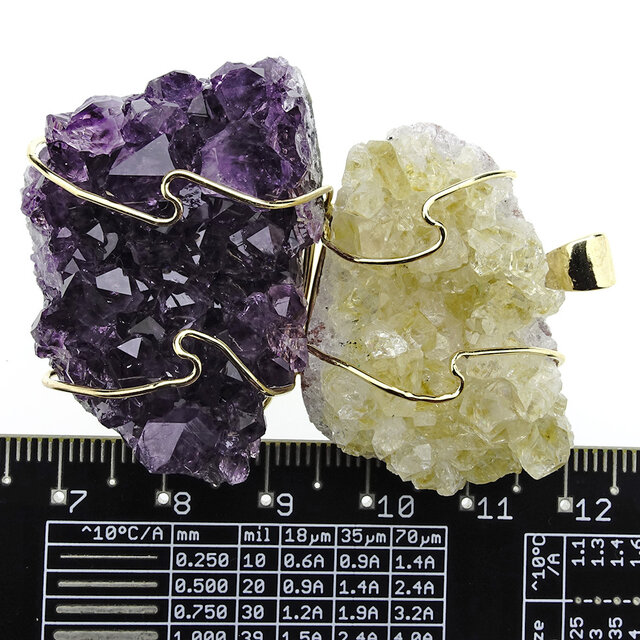 Anhänger aus rohem, gebranntem und natürlichem Amethyst. Der Anhänger is vergoldet