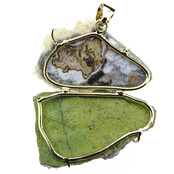 Hanger van ruwe gebrande en natuurlijke amethist. De hanger is verguld.