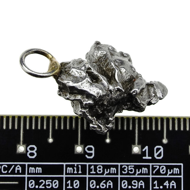 Mooie hanger van ijzermeteoriet kristallen