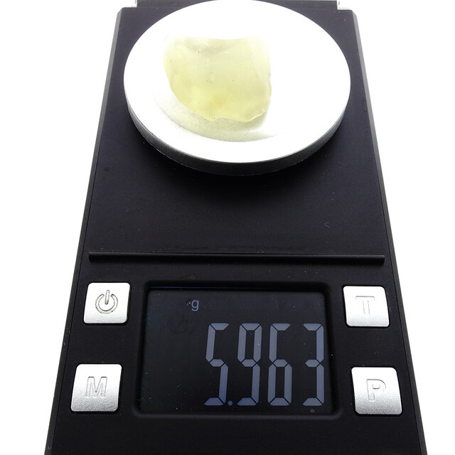 Libyan glass or gold tektite