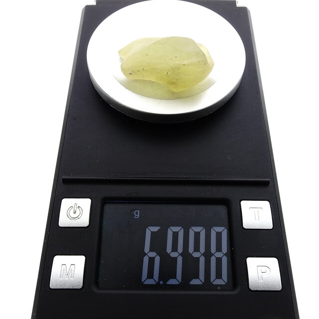 Libyan glass or gold tektite