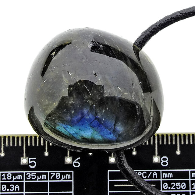 Wunderschöner, gebohrter Anhänger aus Labradorit