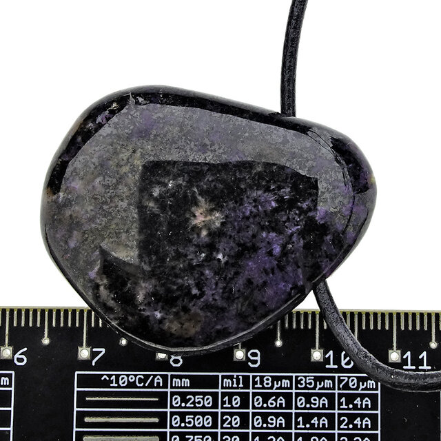 Schönes lila Mineral aus Sibirien