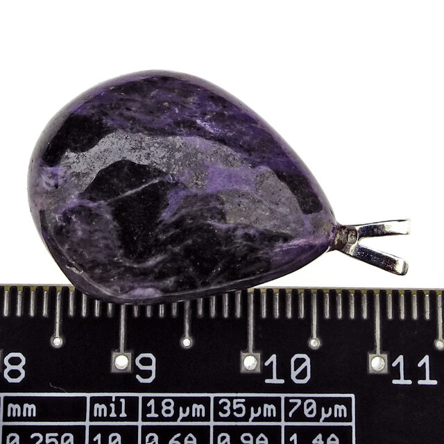 Schönes lila Mineral aus Sibirien