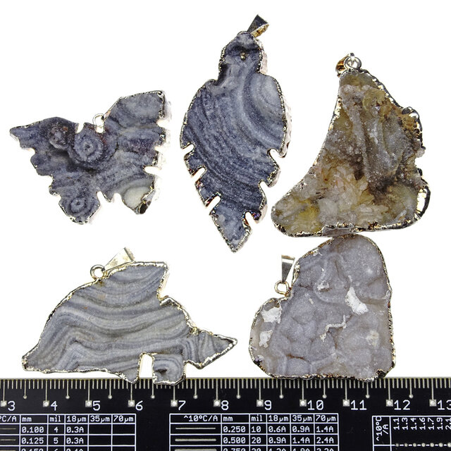 5 stuks verzilverde chalceoon hangers uit Uruguay