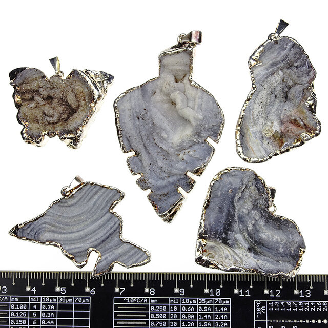 5 stuks verzilverde chalceoon hangers uit Uruguay