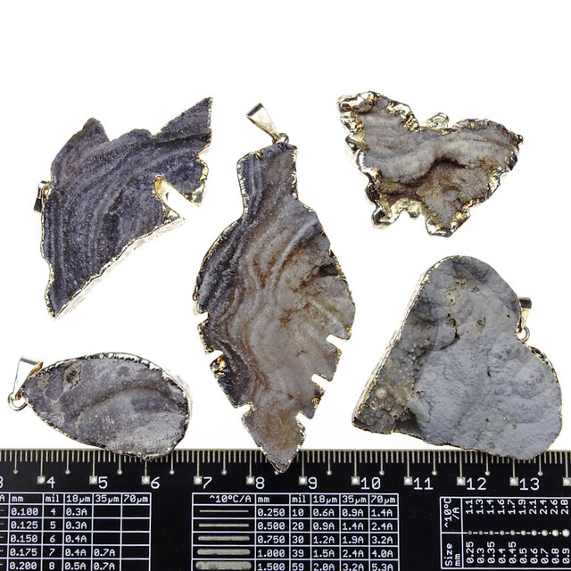 5 stuks verzilverde chalceoon hangers uit Uruguay