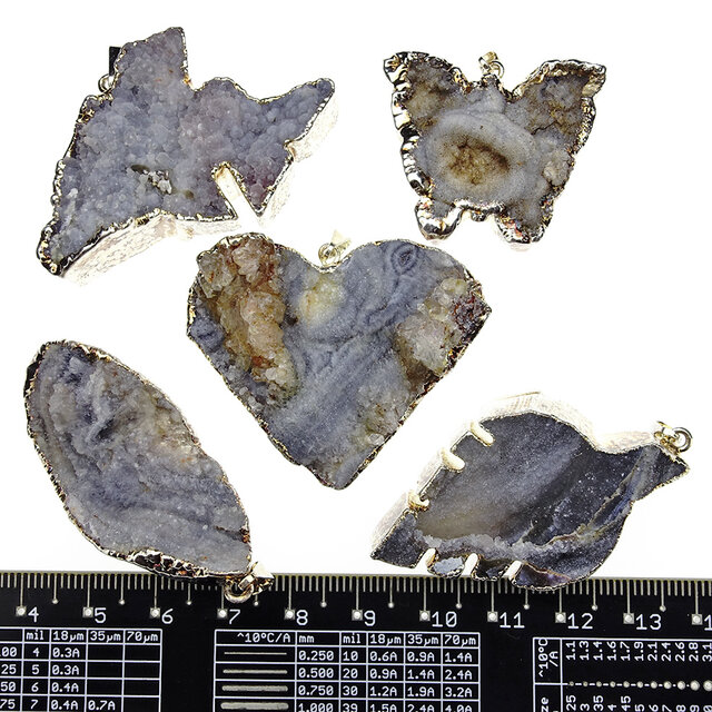 5 stuks verzilverde chalceoon hangers uit Uruguay