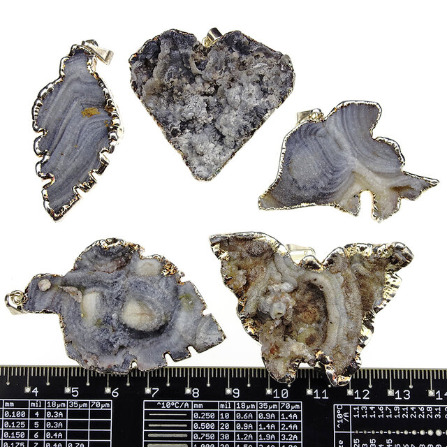 5 versilberte Chalceony-Anhänger aus Uruguay