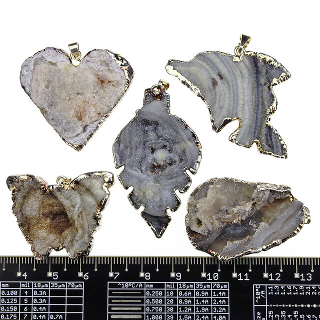 5 stuks verzilverde chalceoon hangers uit Uruguay