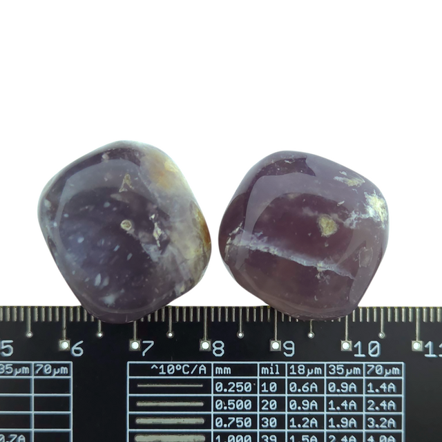 Wunderschöne violette Trommelsteine ​​aus Indonesien