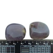 Wunderschöne violette Trommelsteine ​​aus Indonesien