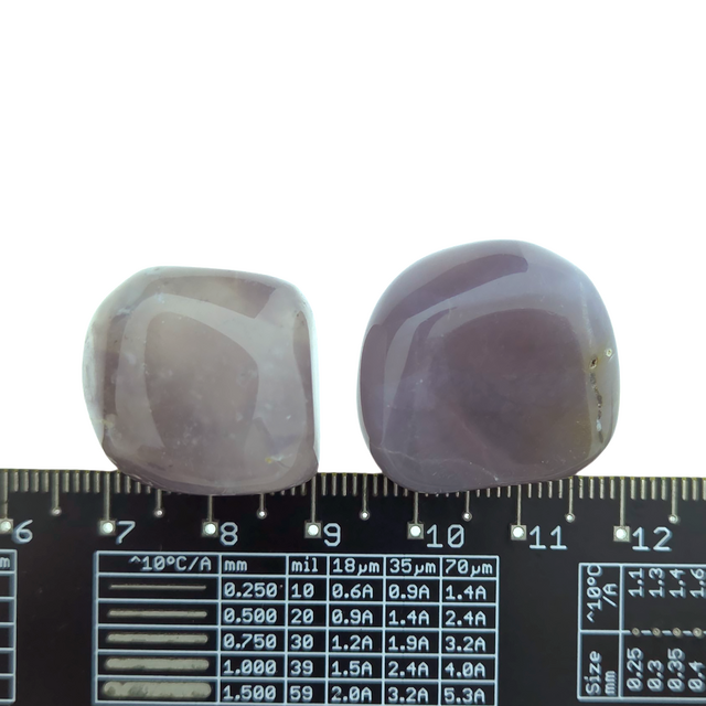 Wunderschöne violette Trommelsteine ​​aus Indonesien