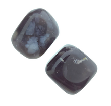 Wunderschöne violette Trommelsteine ​​aus Indonesien