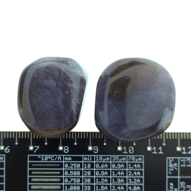 Wunderschöne violette Trommelsteine ​​aus Indonesien