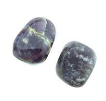 Wunderschöne violette Trommelsteine ​​aus Indonesien