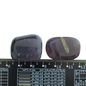 Wunderschöne violette Trommelsteine ​​aus Indonesien