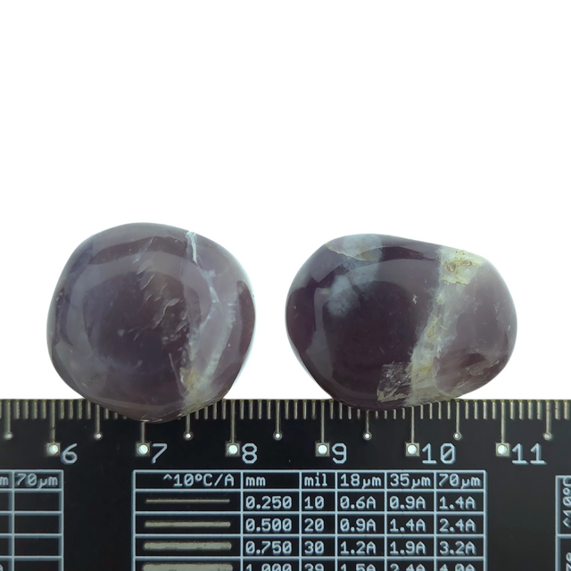 Wunderschöne violette Trommelsteine ​​aus Indonesien