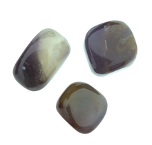 Wunderschöne violette Trommelsteine ​​aus Indonesien