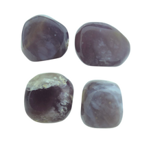 Wunderschöne violette Trommelsteine ​​aus Indonesien