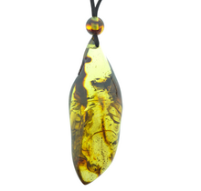 Schöner durchbohrter Baltischer Bernsteinanhänger mit Kordel