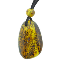 Schöner durchbohrter Baltischer Bernsteinanhänger mit Kordel